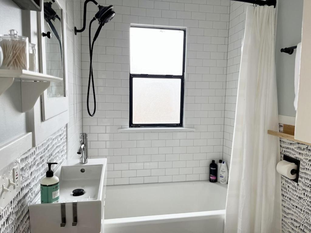 Modern 2 Bedroom Farmhouse Cottage With Hot Tub In สโนโฮมิช ภายนอก รูปภาพ