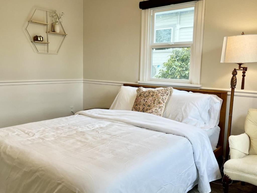 Modern 2 Bedroom Farmhouse Cottage With Hot Tub In สโนโฮมิช ภายนอก รูปภาพ