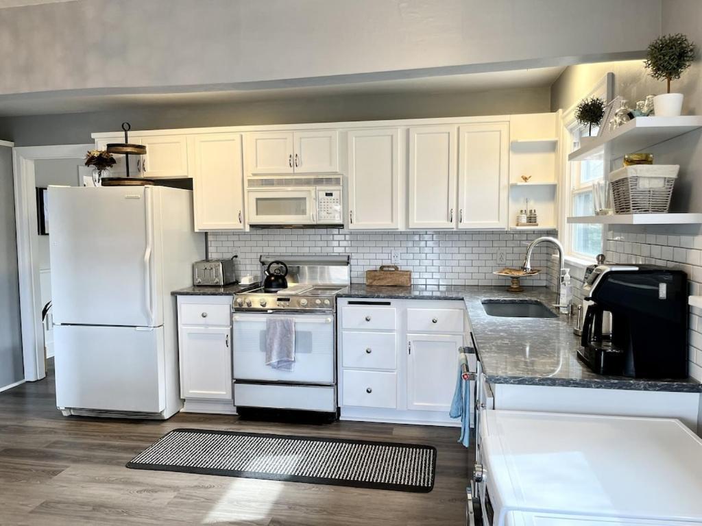 Modern 2 Bedroom Farmhouse Cottage With Hot Tub In สโนโฮมิช ภายนอก รูปภาพ